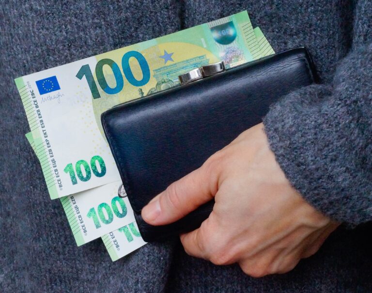 Kiirlaenude võrdlus 2025: parimad pakkumised ja tingimused Eestis